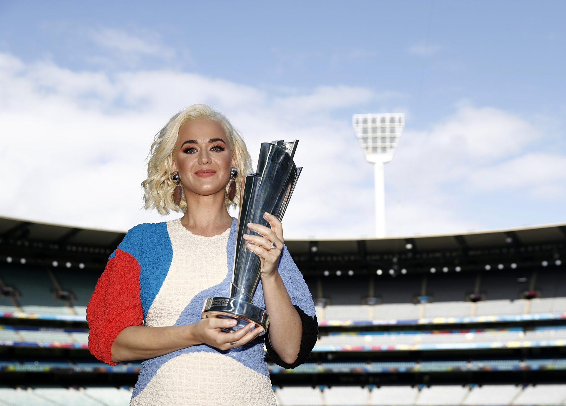 Katy-Perry-holds-the-trophy-1920x1378.jp