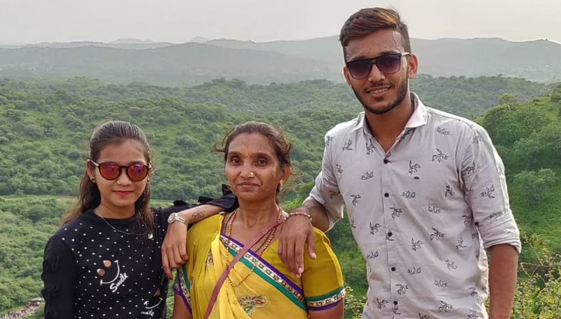 Chetan Sakariya with his mother Varshabhen(Centre) and Sister Jignasha