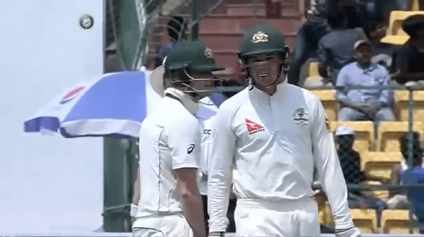 Umpire stop Steve Smith from discussing with the dressing room for DRS suggestion