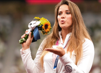 Maria Andrejczyk auctions her silver medal