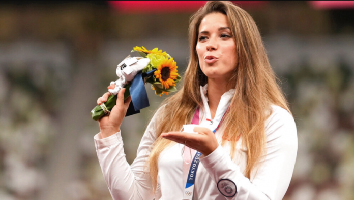 Maria Andrejczyk auctions her silver medal