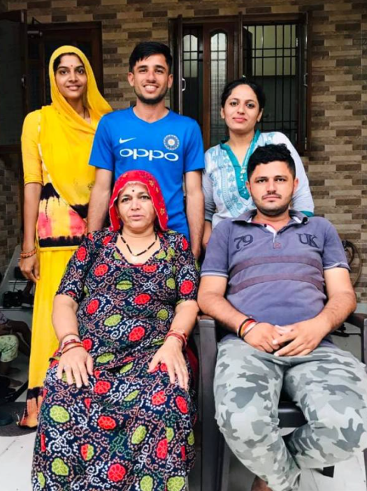 Ravi Bishnoi with his sisters, mother and brother