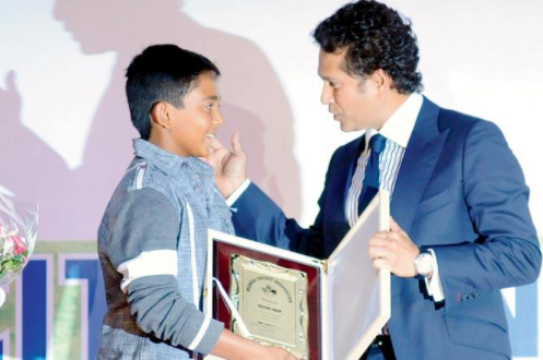 Shaw receiving award from Sachin Tendulkar