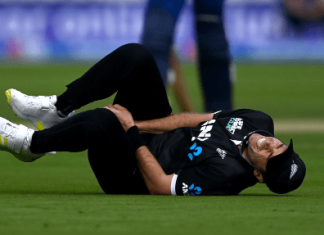 Tim Southee fractures bone in right thumb