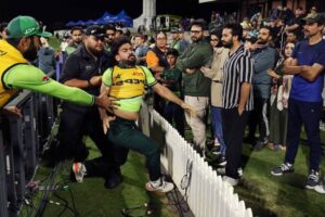 Khushdil Shah heated exchange with Fans