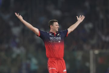 Josh Hazlewood, Bhuvneshwar Kumar Destroys Delhi Capitals Batting Order