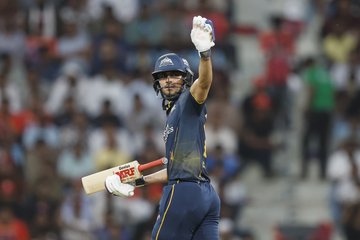 Shubman Gill, Jos Buttler Keep Titans Alive in Massive Chase