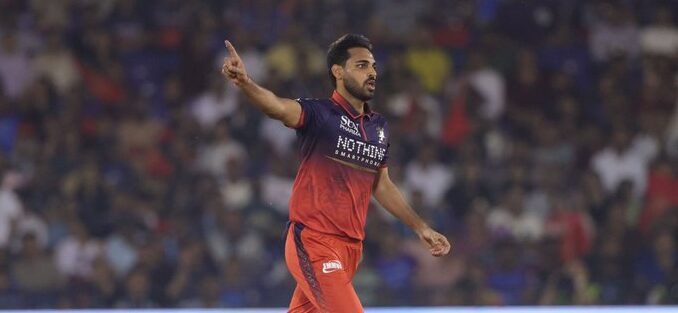Bhuvneshwar Kumar Takes Four as RCB Restrict Mumbai to 166/7